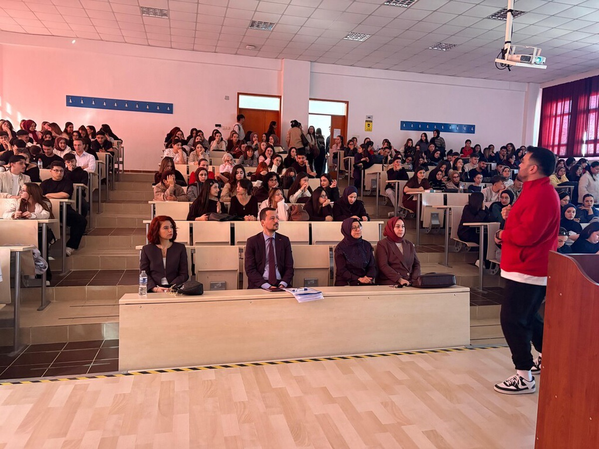 Gençlik Lideri Oğuzhan Sakin, Hisarcık MYO’da öğrencilere kamp imkanlarını anlattı