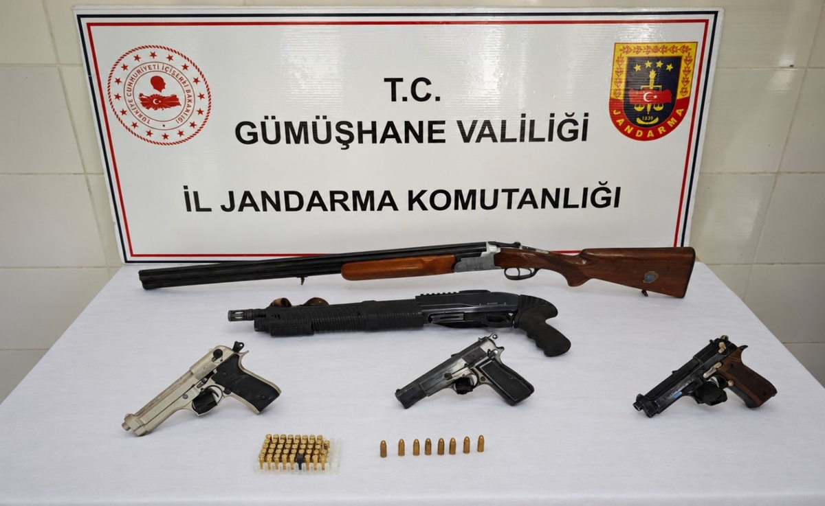 Gümüşhane Şiran'da jandarma operasyonunda silah ve kaçak alkol ele geçirildi