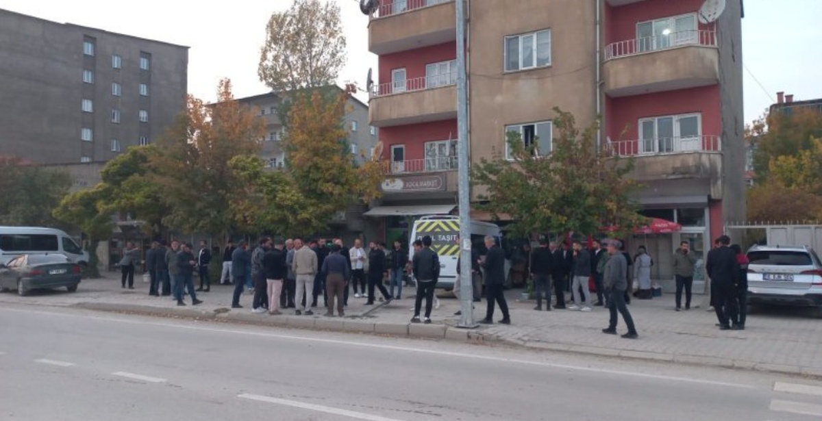 Hakkari Yüksekova'da öğrenci servisi markete çarptı; sürücü kalp krizi geçirdi