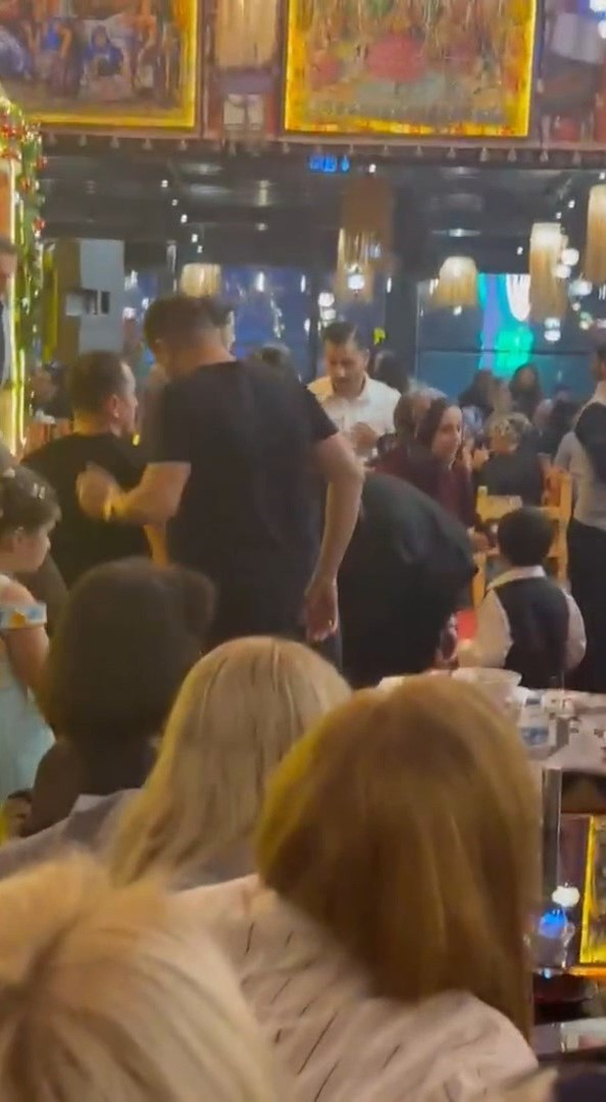 Hakkı Bulut, Beylikdüzü'nde sahnede rahatsızlanarak özel hastaneye kaldırıldı