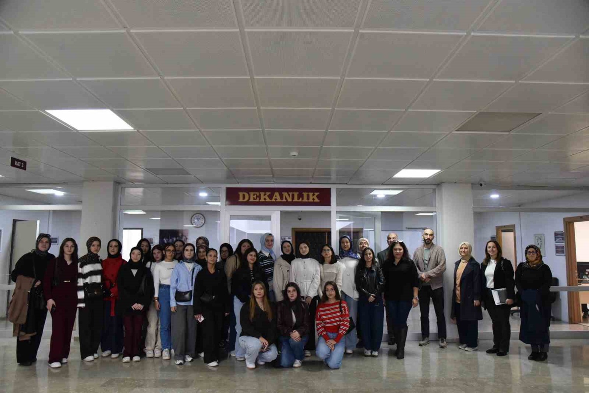 Hendek'ten gelen lise öğrencileri Düzce Üniversitesi'nde özel eğitimi tanıdı