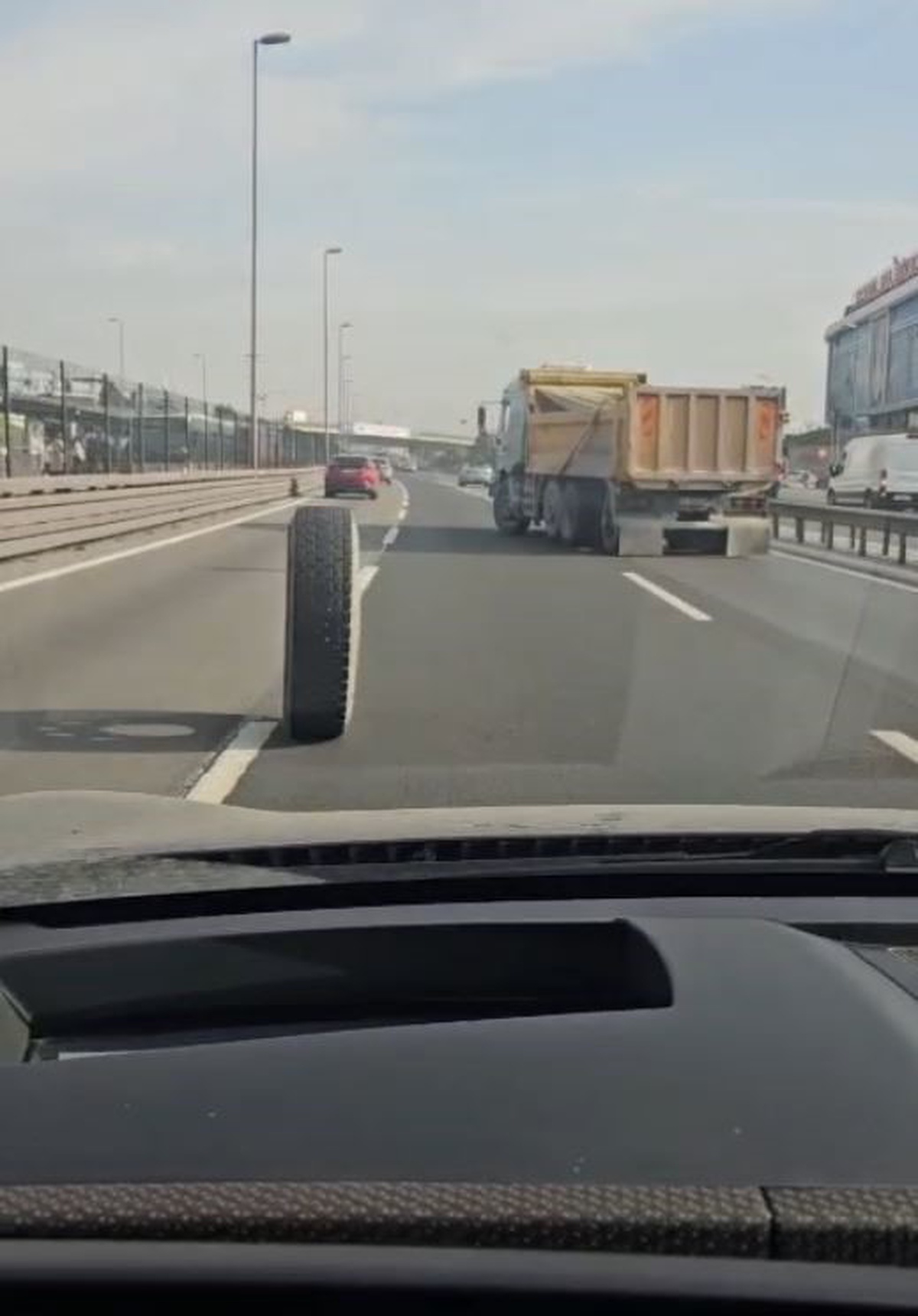 İstanbul E-5 Topkapı'da kamyonun iki tekerleği yerinden çıktı, anlar kameraya yansıdı