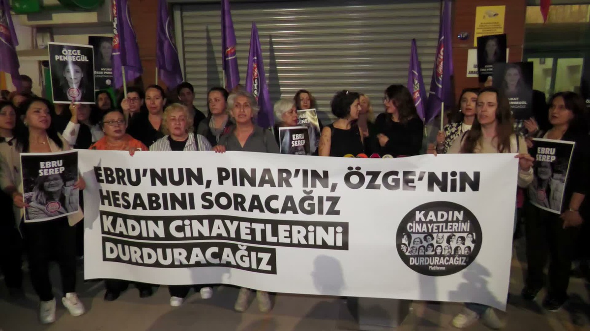 Kadın Cinayetlerini Durduracağız Platformu İzmir Barosu önünde 3 cinayete tepki verdi