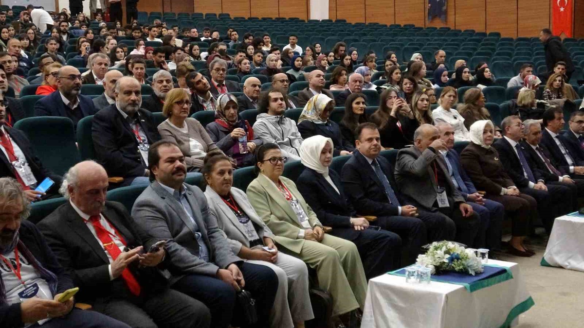Kars'ta 13. Çocuk ve Gençlik Edebiyatı Sempozyumu akademisyenleri buluşturdu