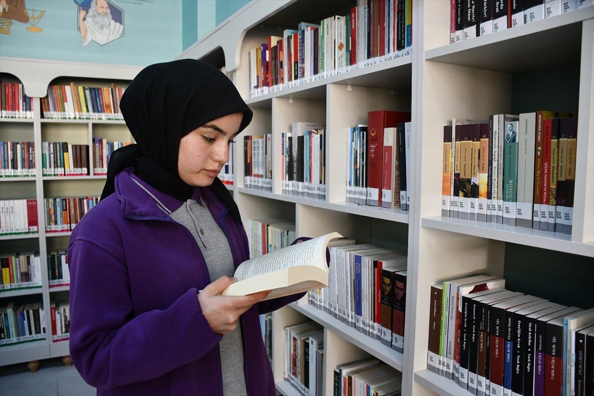 Kars'ta fen lisesine 4 bin kitaplık kütüphane kazandırıldı