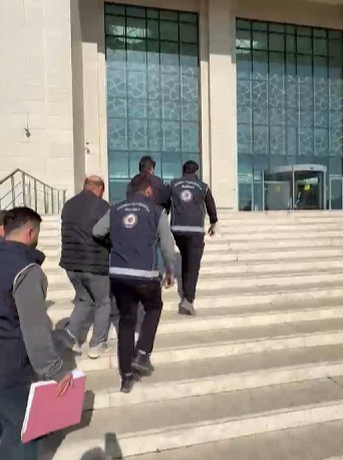 Kırıkkale'de otobüsün gizli bölmesinde 20 düzensiz göçmen yakalandı, 2 şüpheli tutuklandı
