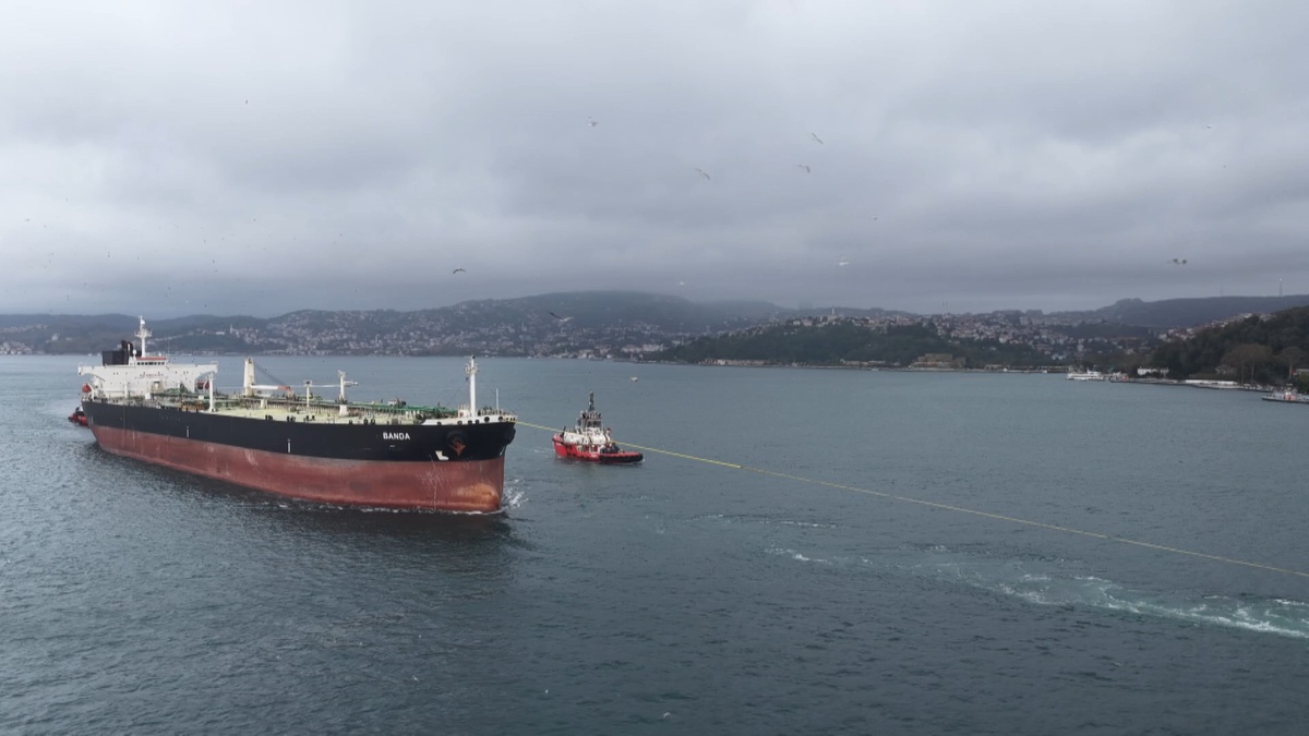 Kıyı Emniyeti'nin kurtardığı BANDA tankeri İstanbul Boğazı'ndan geçirildi