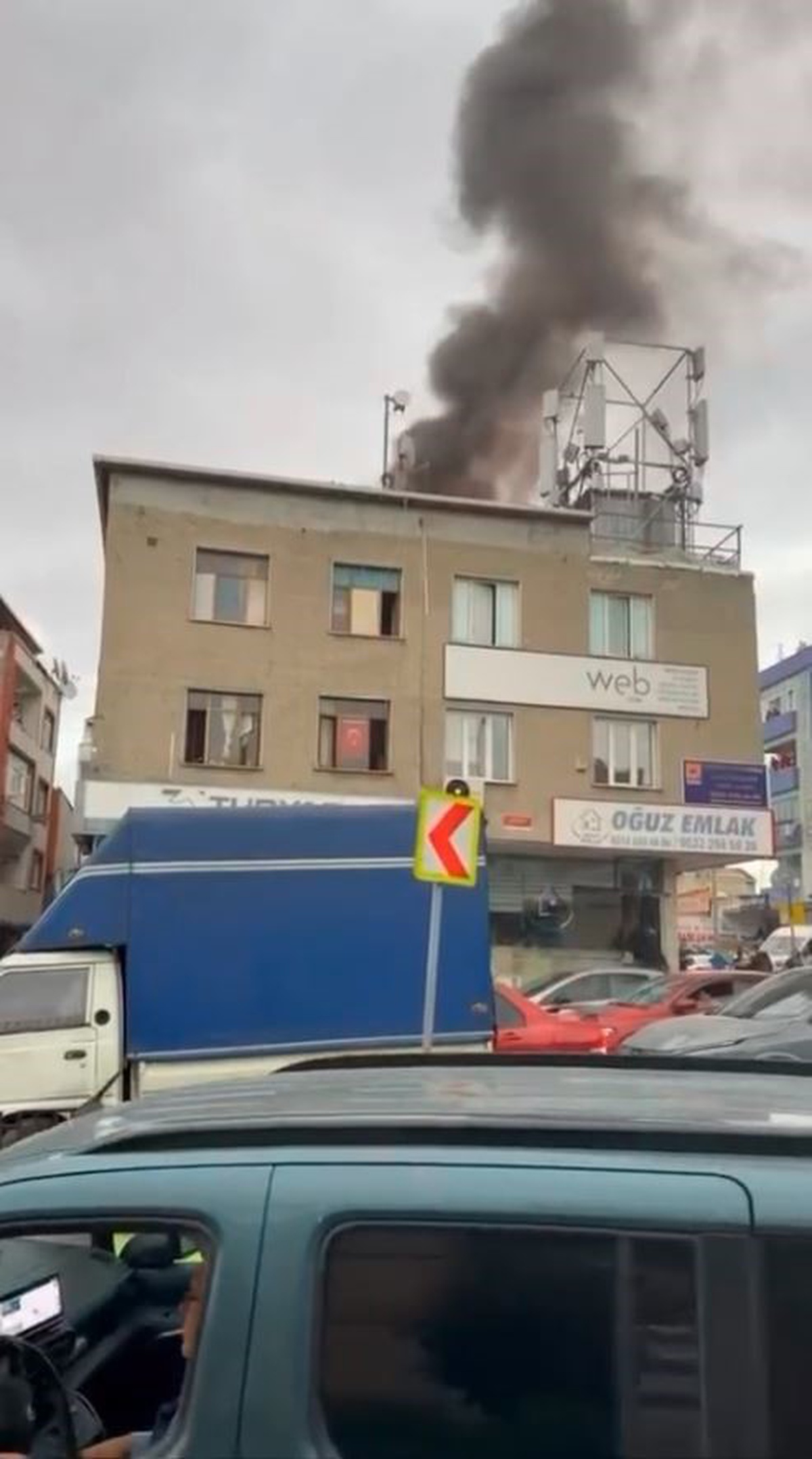 Küçükçekmece'de iki katlı binanın çatısındaki yangın hasarla söndürüldü