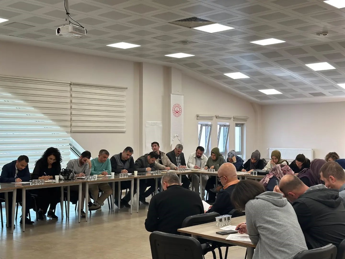 Kütahya'da sosyal içerme eğitimine 8 kurumdan 37 kişi katıldı