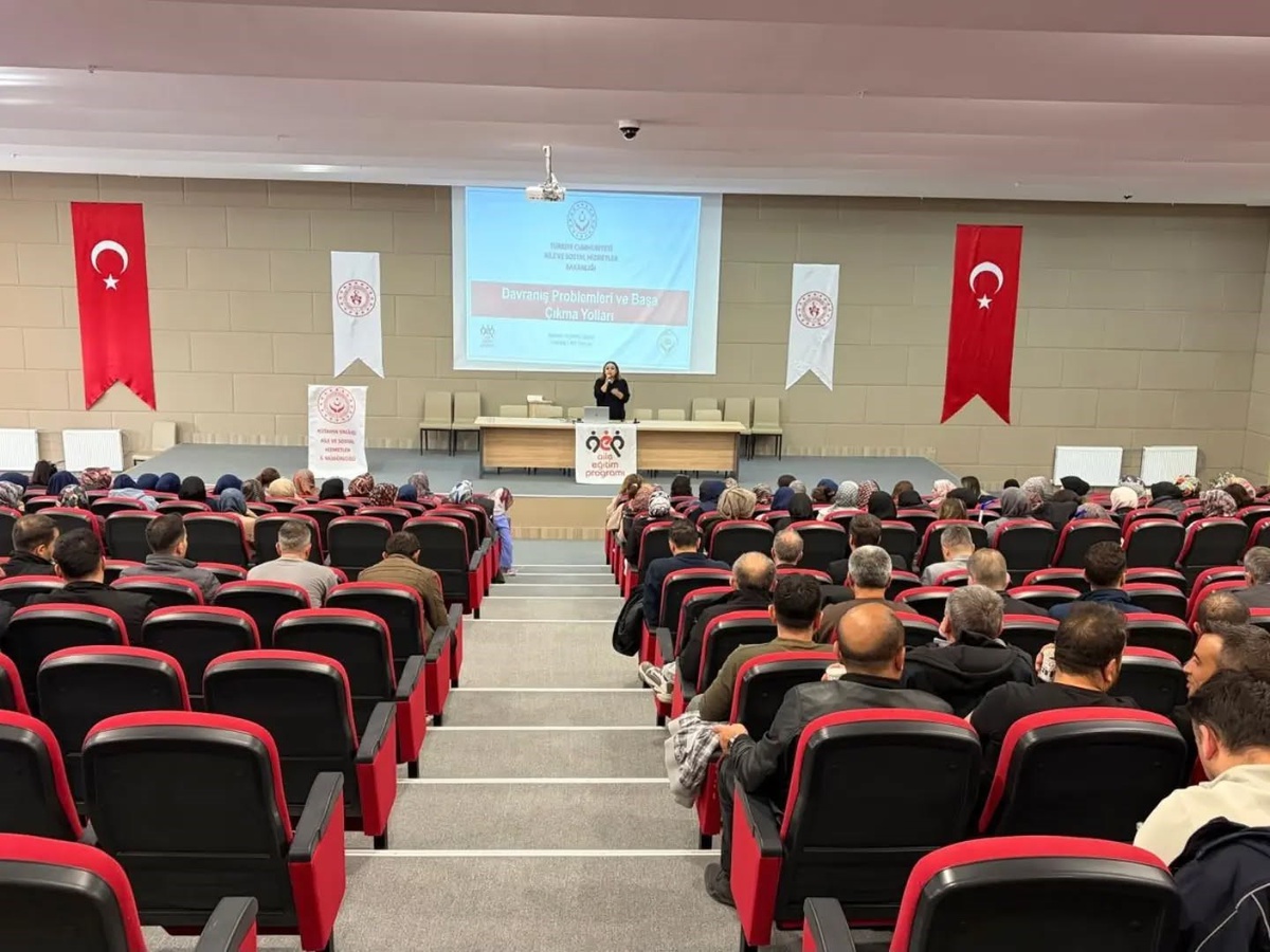Kütahya'da spor personeline aile ve dijital dünyada çocuk yetiştirme eğitimi