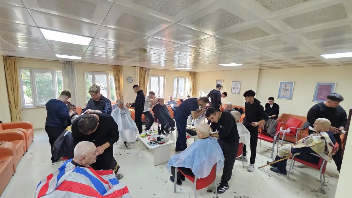 Kütahya Mesleki Eğitim Merkezi Kuaförlük öğrencileri huzurevinde saç ve sakal kesti