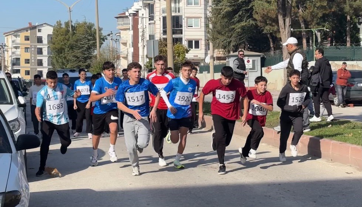 Kütahya Tavşanlı'da Cumhuriyet koşusunda öğrenciler tarihi numaralarla ter döktü