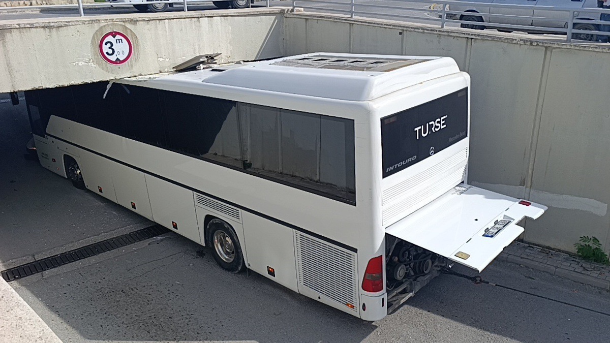 Manavgat'ta 3 metre uyarısına rağmen alt geçide sıkışan tur otobüsü vinçle çıkarıldı