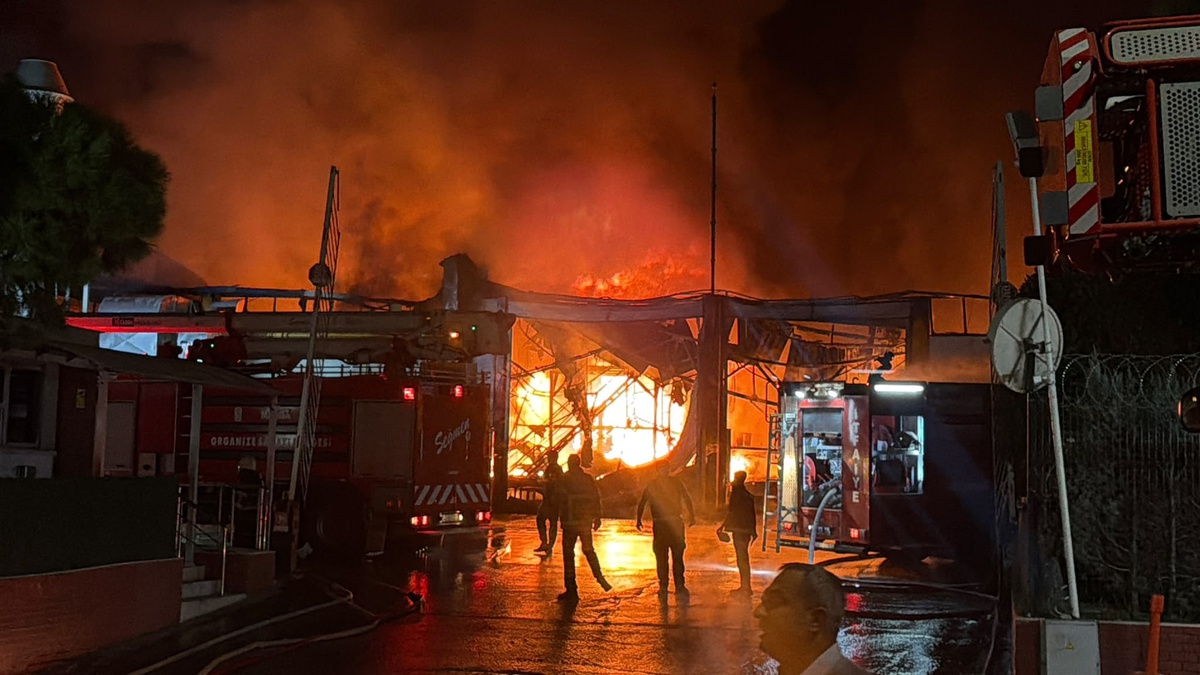 Manisa'da İnci Akü Fabrikası'ndaki yangın yaklaşık 1,5 saatte kontrol altına alındı