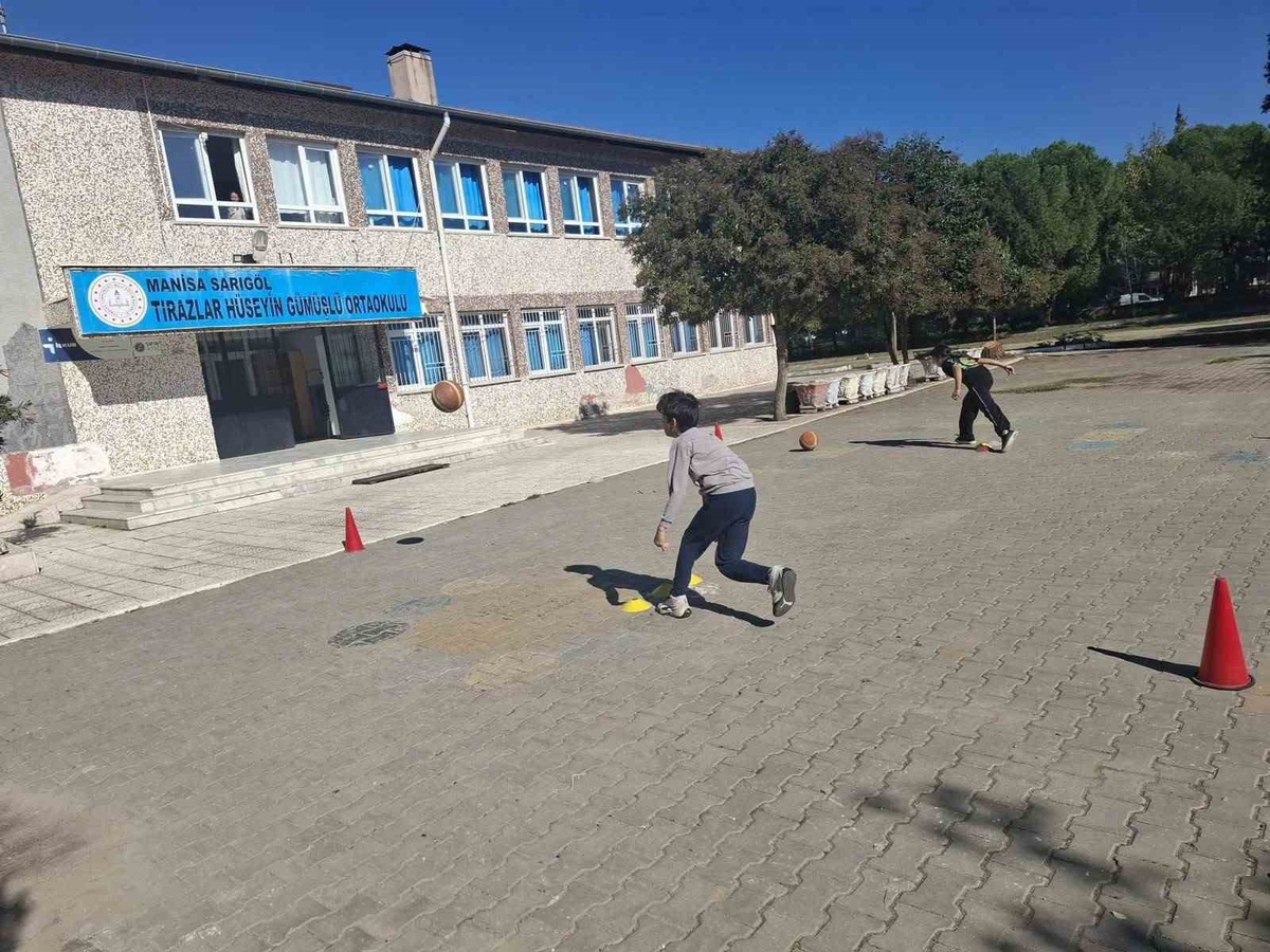 Manisa Sarıgöl'de Milli Eğitim müdürleri geleneksel çocuk oyunları etkinliğini izledi