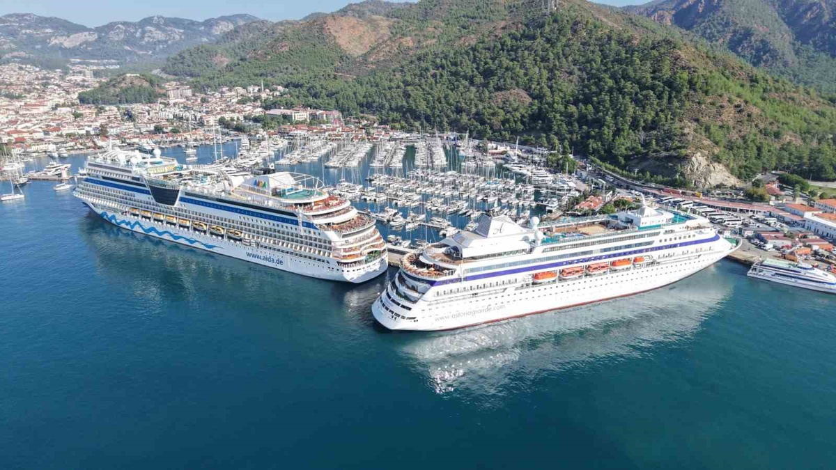 Marmaris Gümrüklü Liman'a iki kruvaziyer, AIDA Stella ve Astoria Grande yanaştı