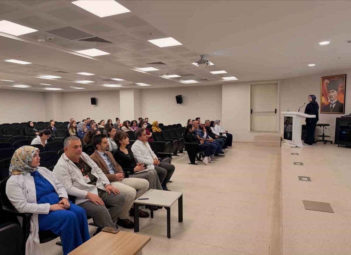 Mengücek Gazi EAH'te yoğun bakım personeline iki günlük hizmet içi eğitim verildi