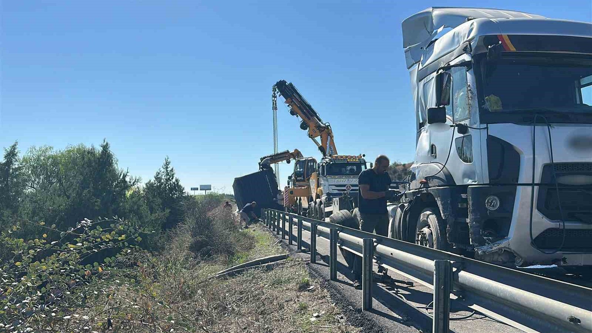 Mersin'de bariyerlere çarpan tırın konteyneri devrildi, yaralanan olmadı