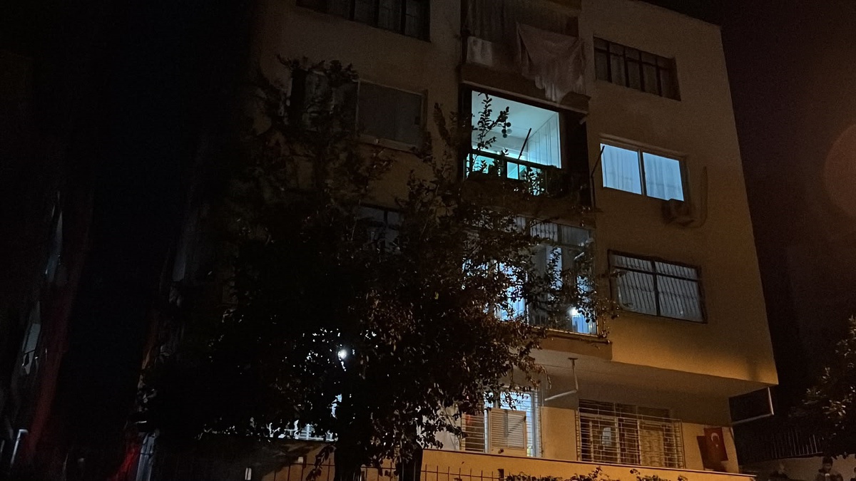 Mersin'de zemini çöken 3 katlı bina tahliye edildi, 40 kişi misafirhaneye alındı