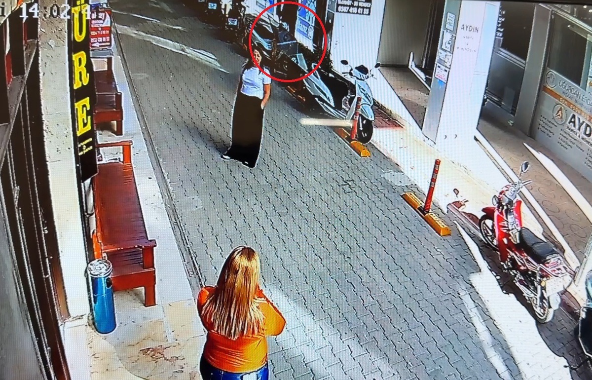 Silifke'de iş hanından kopan cam, sohbet eden kadının yanına düştü! O anlar kamerada