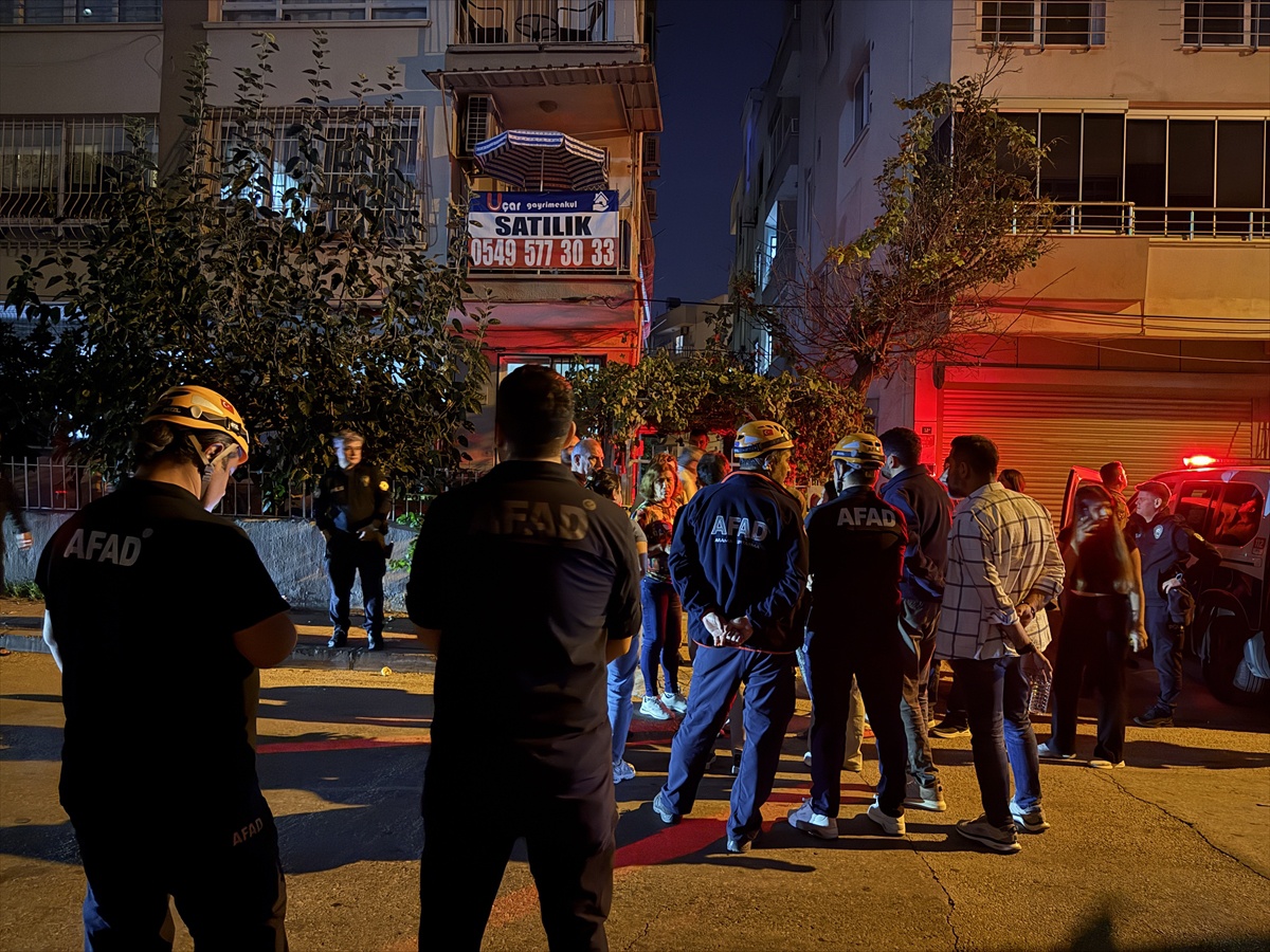 Mersin Yenişehir'de çatlak oluşan 3 katlı binadaki yaklaşık 40 kişi tahliye edildi