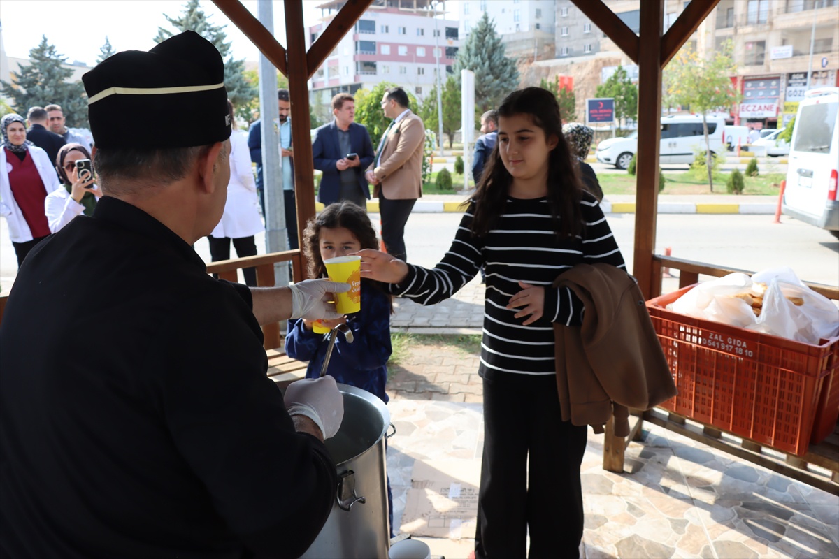 Midyat Devlet Hastanesi önünde her gün vatandaşlara ücretsiz çorba ikram ediliyor
