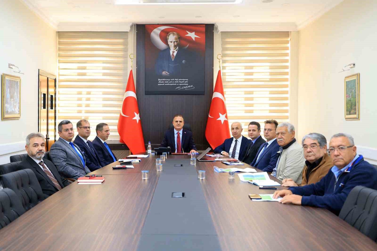 Muğla'da eğitim yatırımları Vali Akbıyık başkanlığındaki toplantıda ele alındı
