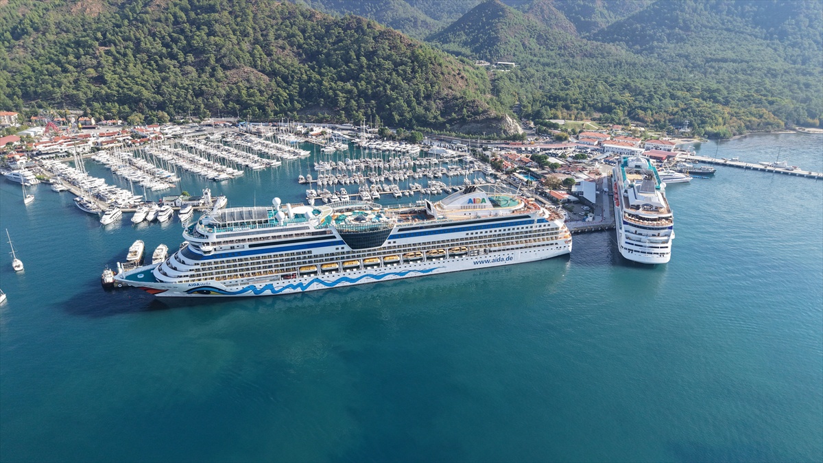 Muğla'daki Marmaris Cruise Port'a yanaşan 2 kruvaziyer 2 bin 916 turist getirdi