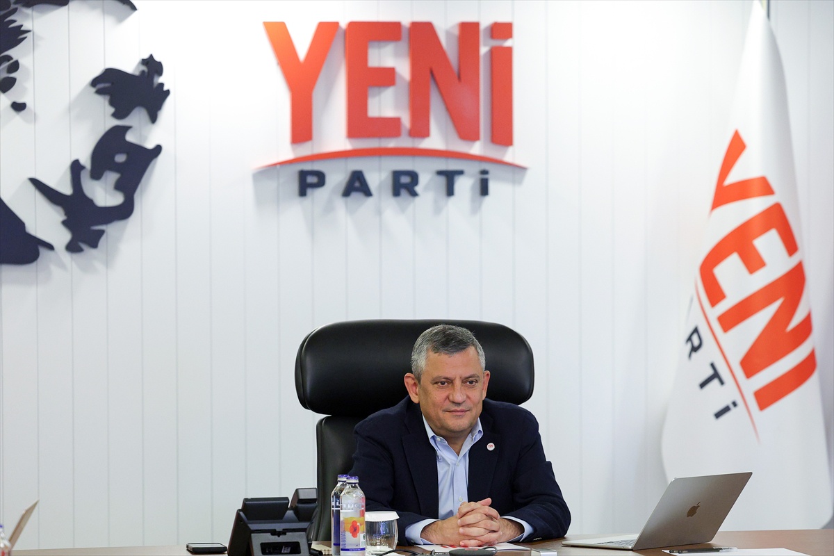 Özgür Özel, Sanchez başkanlığındaki divan toplantısına çevrim içi katıldı