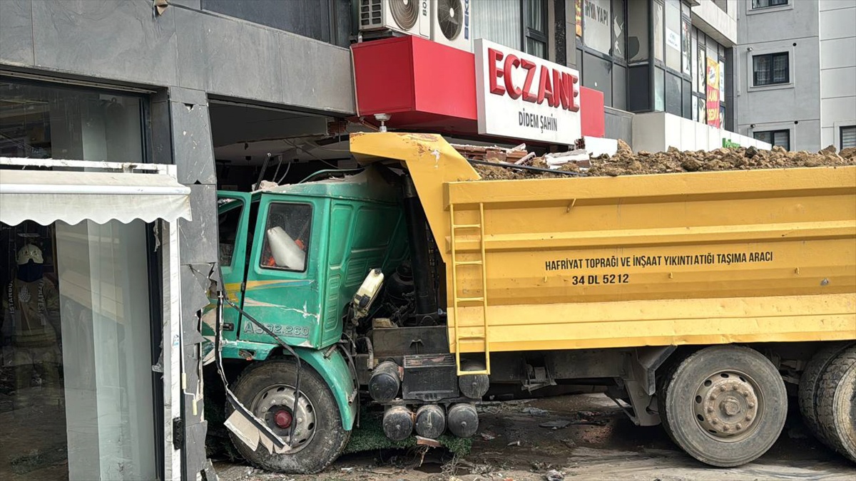 Pendik'te kontrolden çıkan hafriyat kamyonu eczaneye çarptı, 7 kişi yaralandı