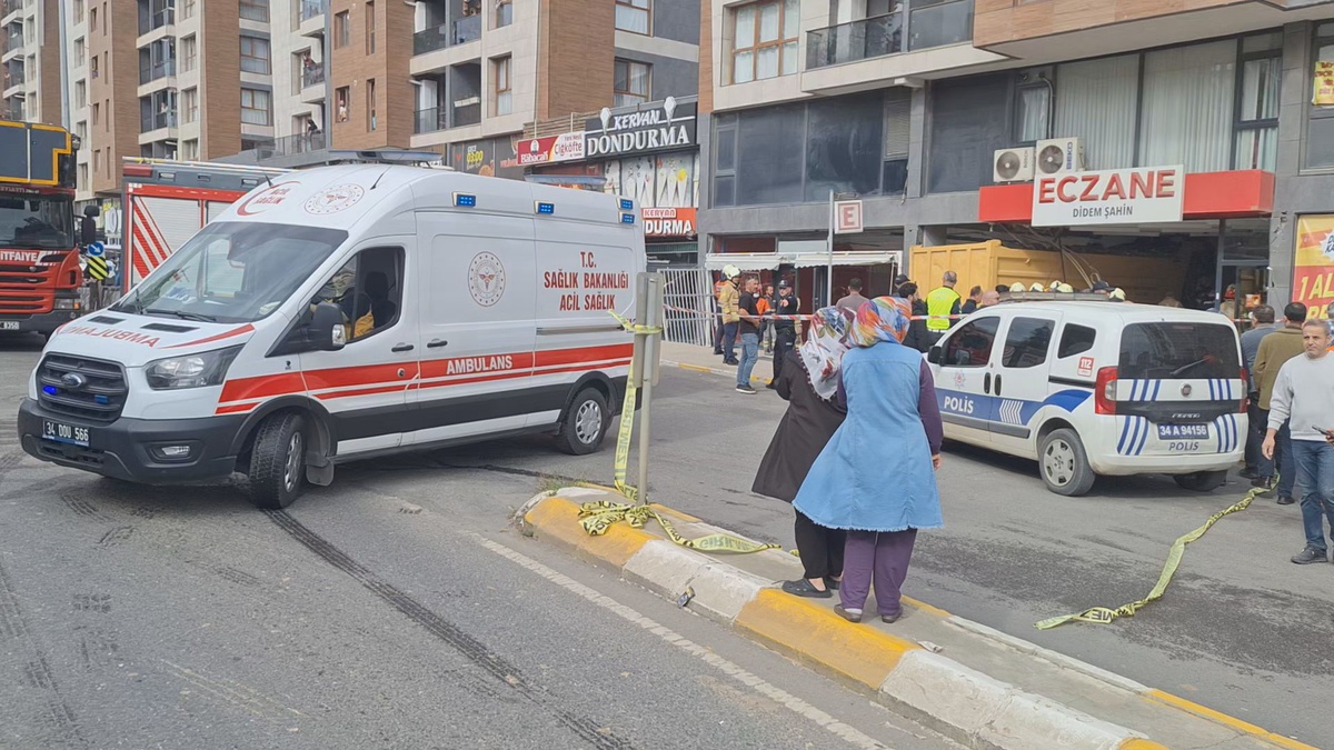 Pendik'te kontrolünü yitiren şoförün kamyonu eczaneye daldı, yaralılar var