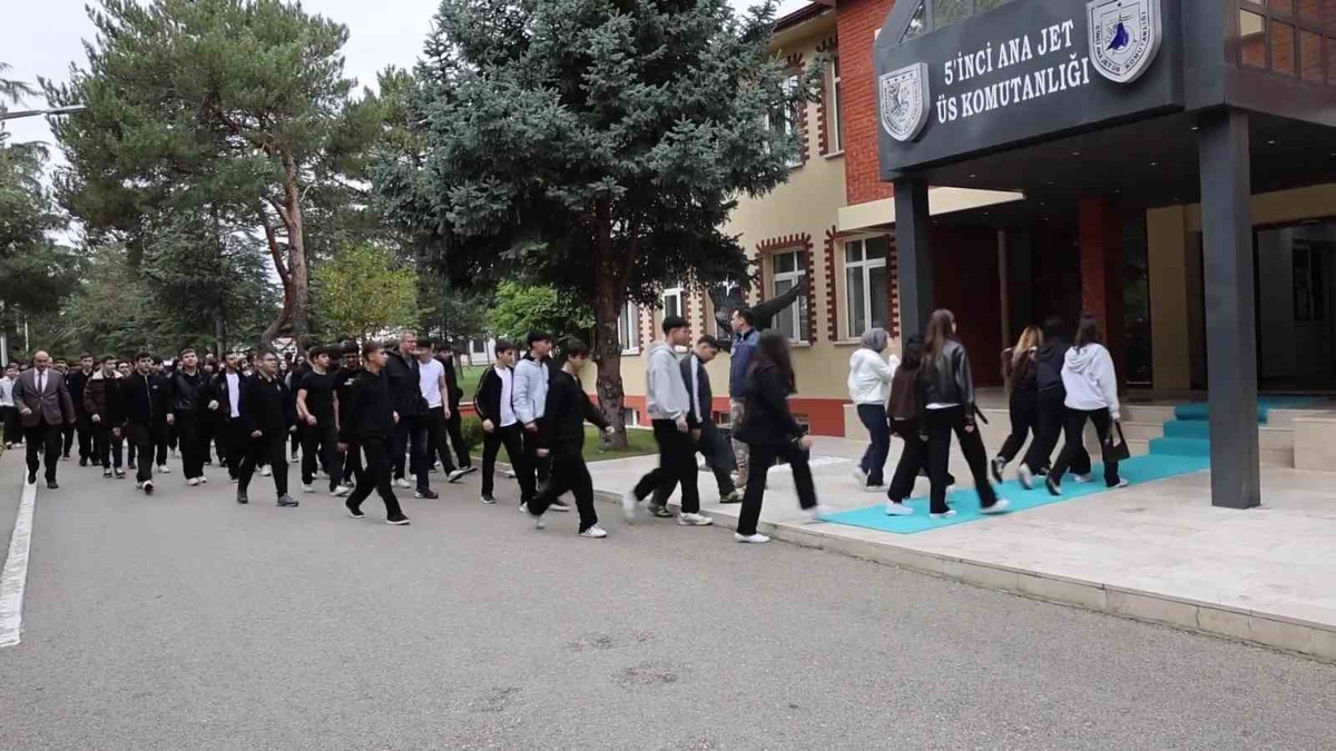 Samsun ve Amasya'dan öğrenciler 5'inci Ana Jet Üs Komutanlığını ziyaret etti