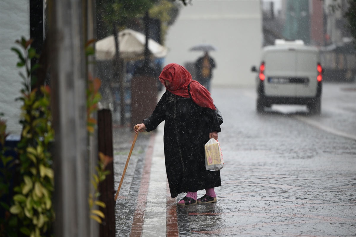 Sarı kodlu uyarı yayımlanan Edirne'de sağanak su birikintisi oluşturdu