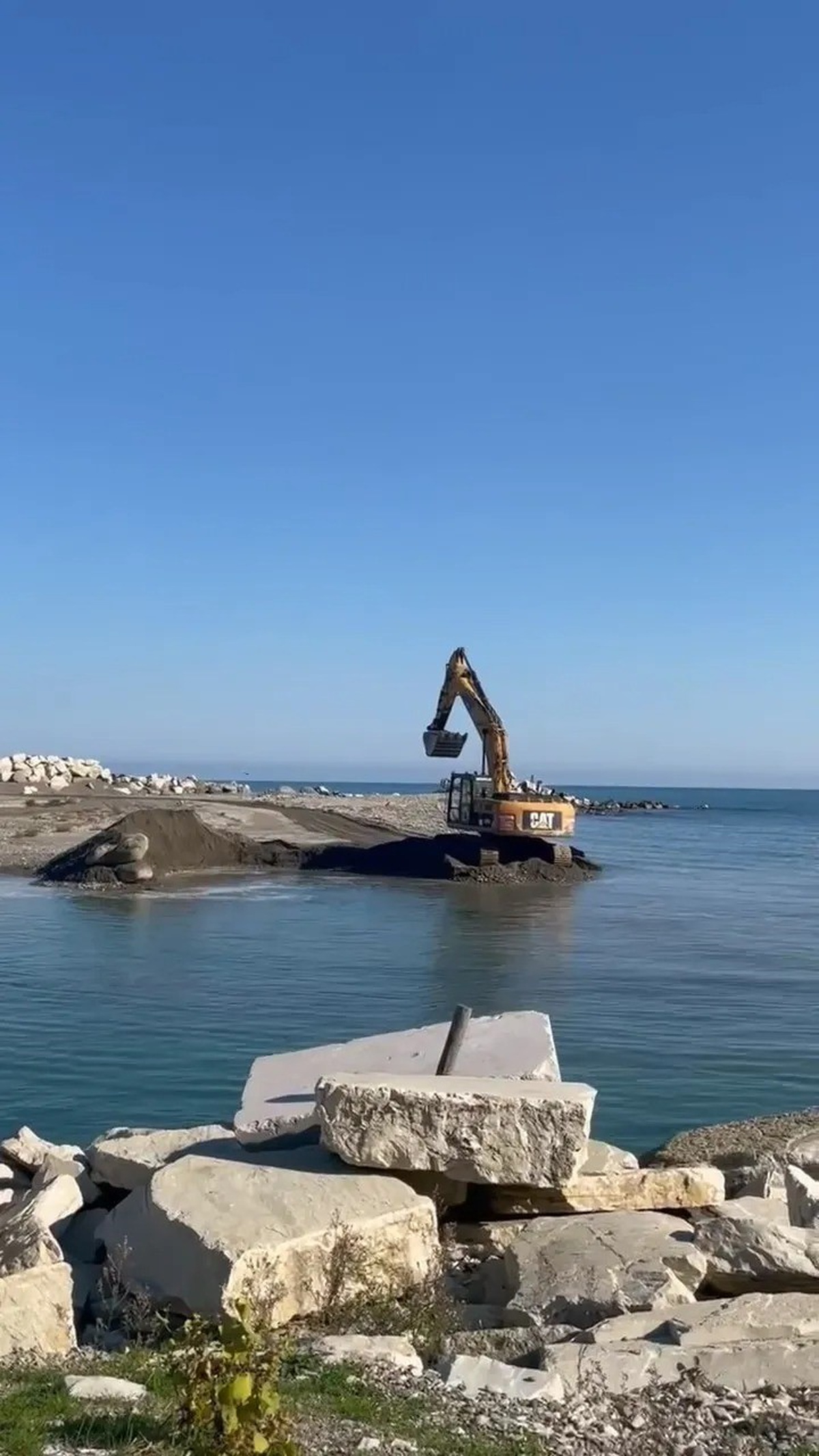 Sinop'ta Ayancık Kaymakamlığı zarar gören balıkçı barınağında temizlik başlattı