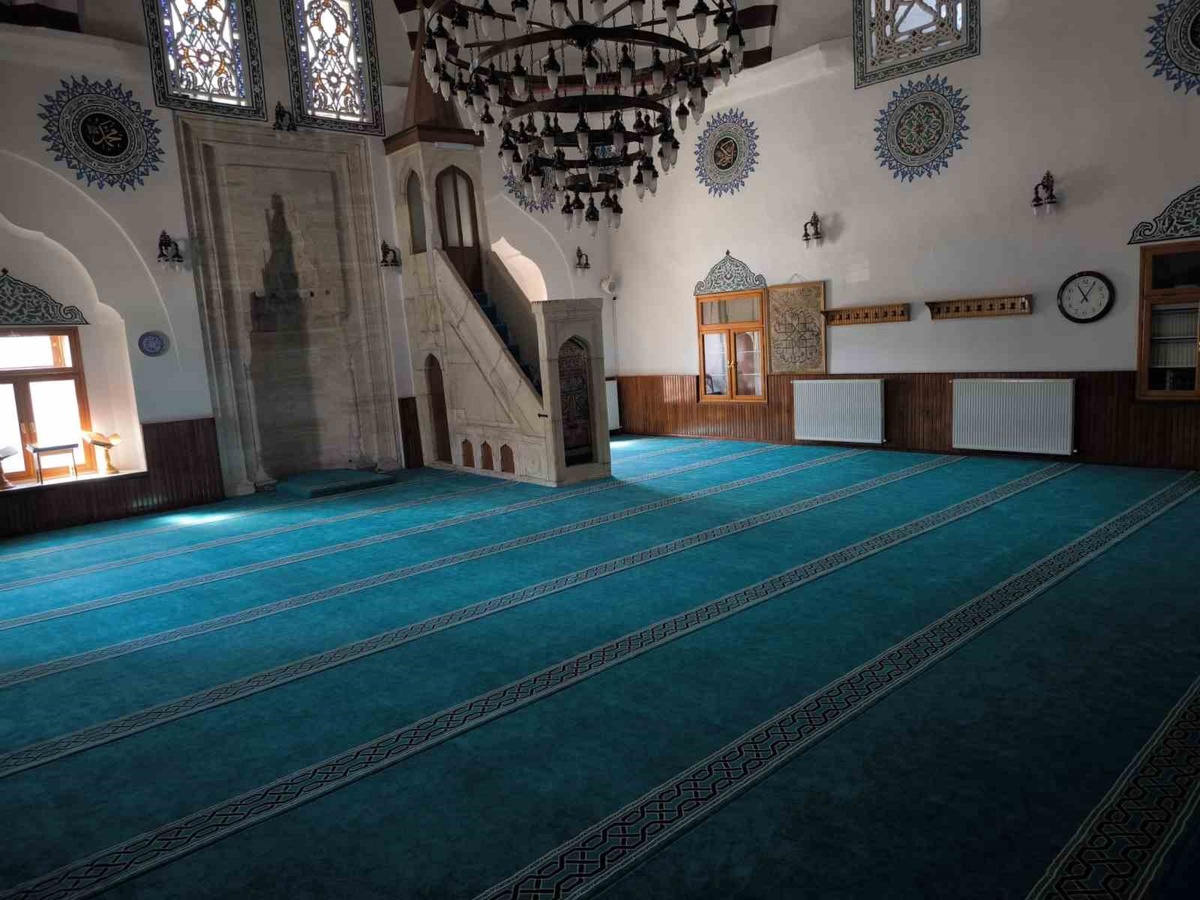 Sivas Vakıflar Bölge Müdürlüğü, Kale Cami halılarını 1846 vakfının şartıyla yeniledi