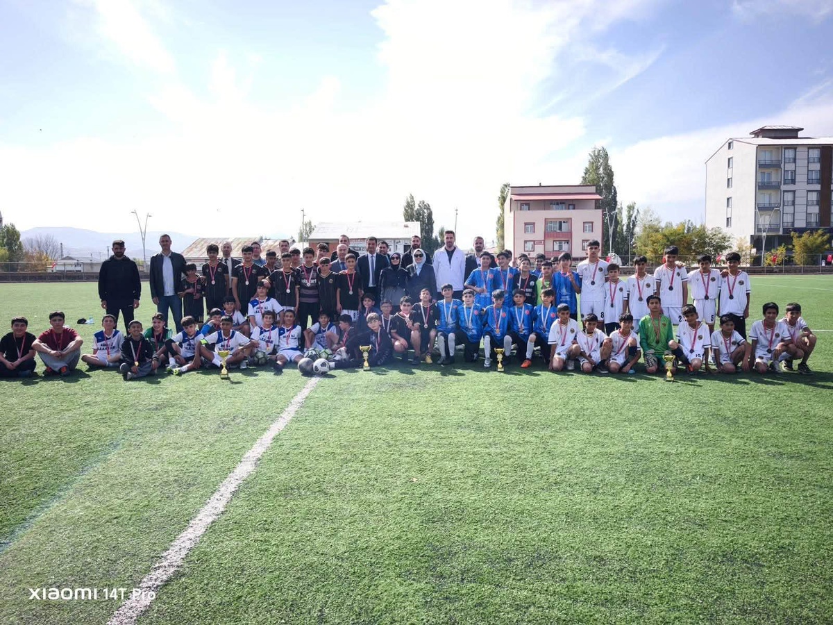 Taşlıçay'da Cumhuriyet Kupası'nı Yavuz Selim Ortaokulu 5-2'lik skorla kazandı