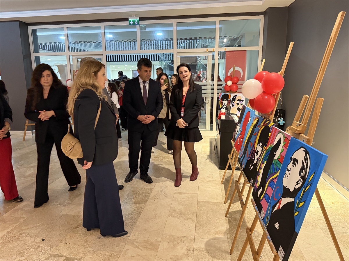 Tekirdağ'da öğrencilerin 50 eserlik 'Cumhuriyetin Işığında Sanat' sergisi açıldı
