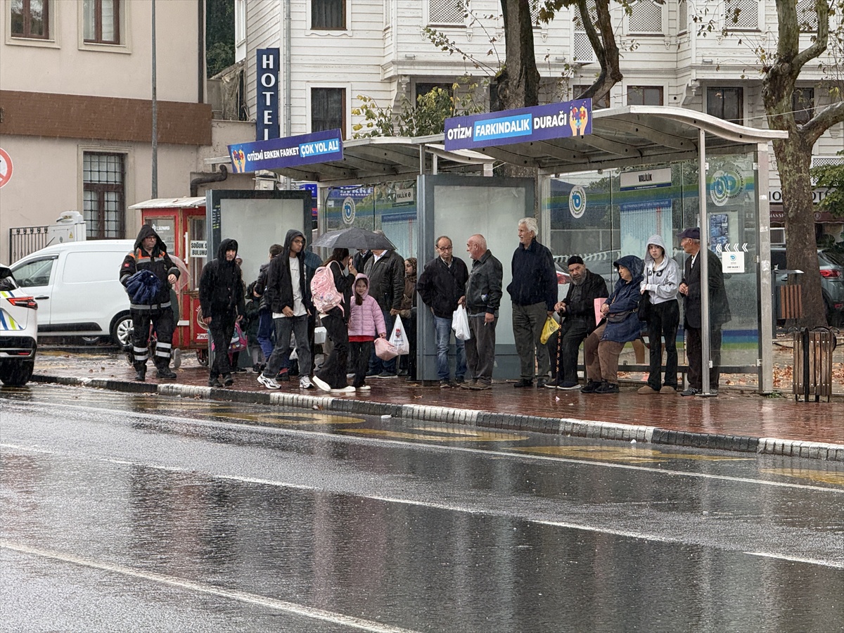 Tekirdağ'da sağanak hayatı olumsuz etkiledi, caddelerde su birikintileri oluştu