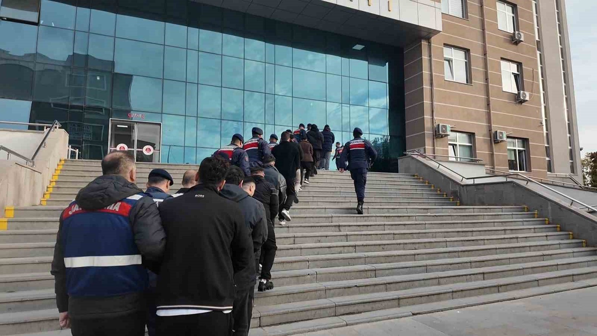 Tekirdağ merkezli 4 ilde yasa dışı bahis operasyonunda 14 şüpheliden 11'i tutuklandı