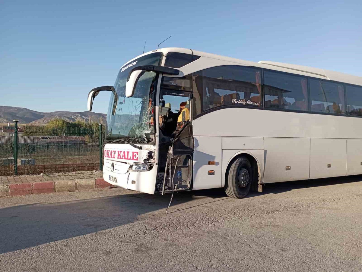 Tokat’ta otobüs ile traktör çarpıştı: 1 yaralı