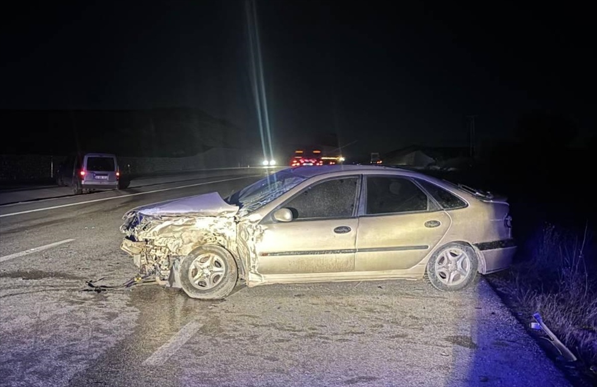 Tokat Zile'de kamyonetle otomobil çarpıştı, 2 sürücü yaralandı