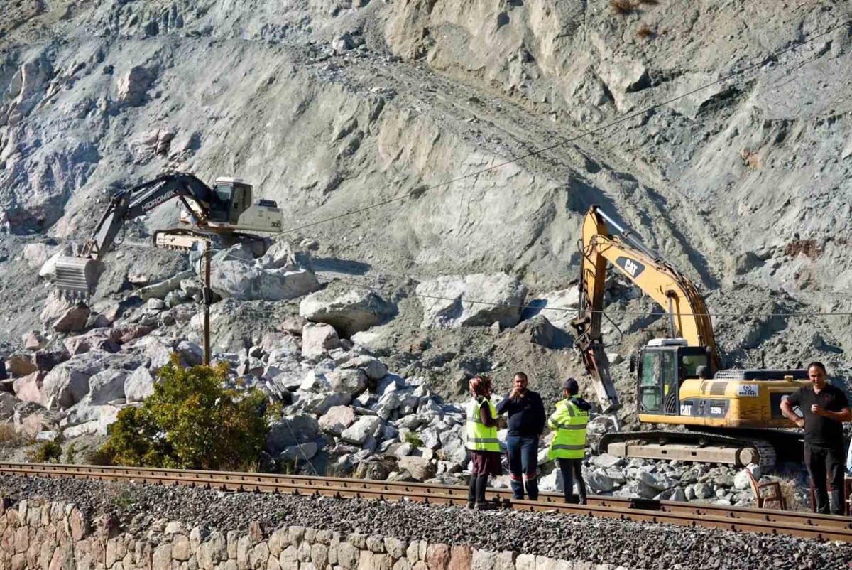 Üzümlü Kaymakamı Hökelekli, selden etkilenen demir yolundaki çalışmaları denetledi