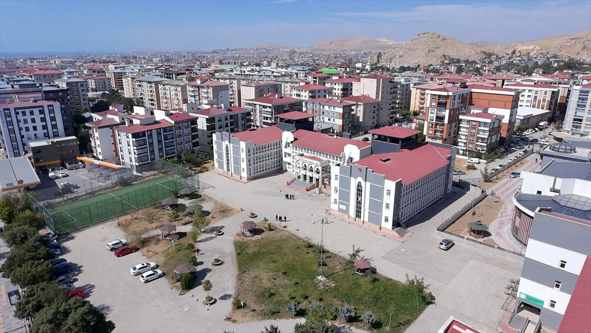 Van'daki Tarihi Lise Yeni Binada Eğitim Veriyor