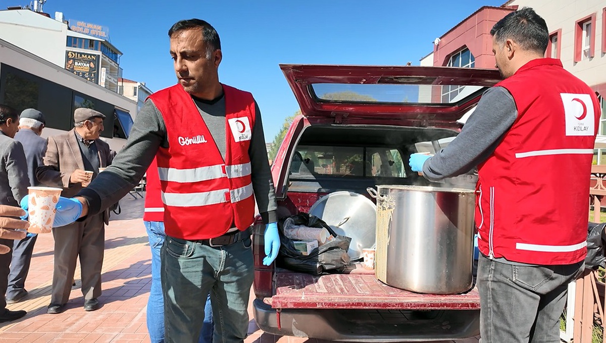 Van Erciş'te depremde ölen 644 kişi 15'inci yıl dönümünde mezarları başında anıldı