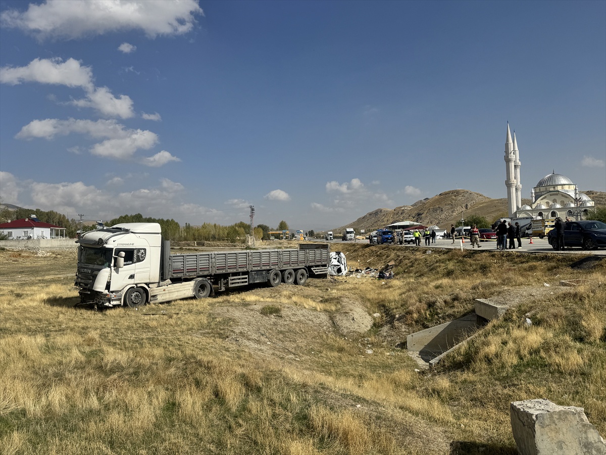 Van Gürpınar'da tır ile minibüs çarpıştı, kazada 1 kişi öldü, 11 kişi yaralandı