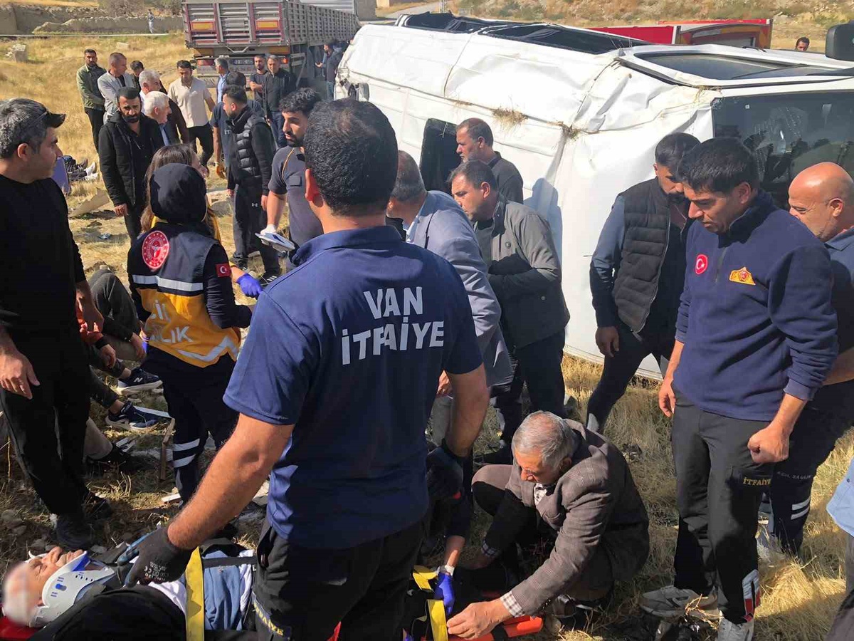 Van Gürpınar'da tır yolcu minibüsüne çarptı, 11 kişi yaralandı