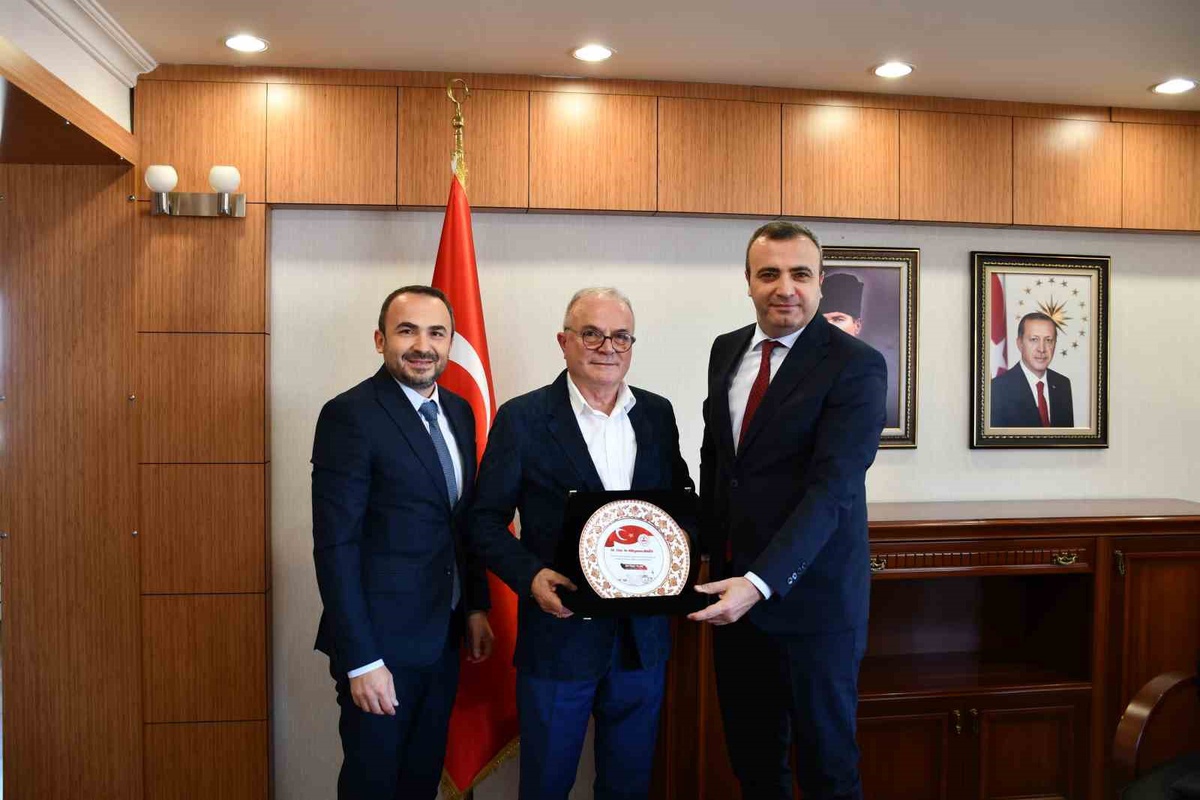 Vezirköprü'de 38 yıl hizmet veren Doktor Aygün'e Kaymakam Yıldız'dan plaket