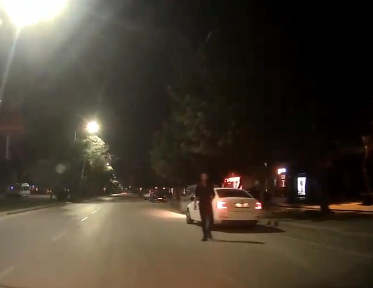 'Çok hızlı geçtin' dedi, saldırıya uğradı! Adana'da yol ortasındaki gerginlik kamerada