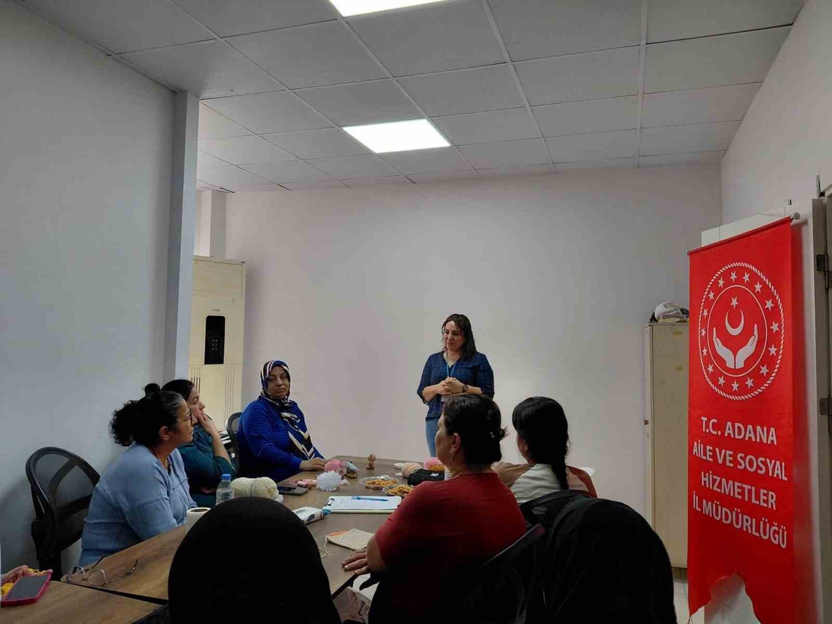 Adana'da Aile Destek Merkezi kursiyerlerine bilinçli medya eğitimi verildi