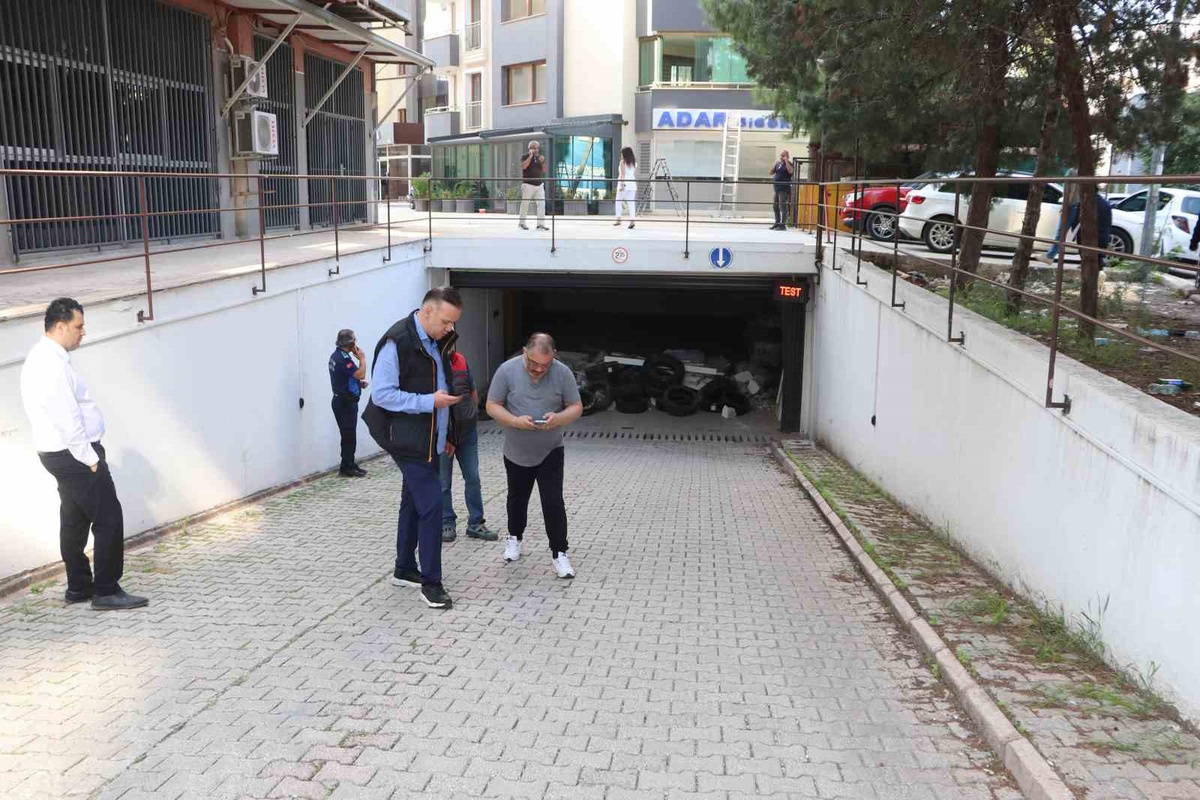 Adana'da ortak otoparkta molozlar kapı önüne yığılınca araçlar içeride mahsur kaldı